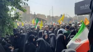 پرچم‌ها بالا، جان‌ها بر کف، فریادها در گلو و پیروز میدان