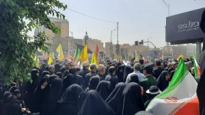 پرچم‌ها بالا، جان‌ها بر کف، فریادها در گلو و پیروز میدان