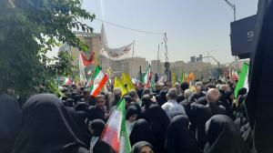 پرچم‌ها بالا، جان‌ها بر کف، فریادها در گلو و پیروز میدان