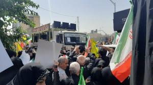 پرچم‌ها بالا، جان‌ها بر کف، فریادها در گلو و پیروز میدان