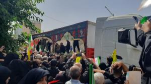 پرچم‌ها بالا، جان‌ها بر کف، فریادها در گلو و پیروز میدان