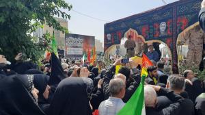 پرچم‌ها بالا، جان‌ها بر کف، فریادها در گلو و پیروز میدان