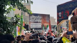 پرچم‌ها بالا، جان‌ها بر کف، فریادها در گلو و پیروز میدان