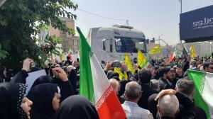 پرچم‌ها بالا، جان‌ها بر کف، فریادها در گلو و پیروز میدان
