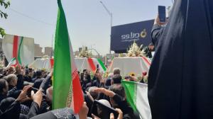 پرچم‌ها بالا، جان‌ها بر کف، فریادها در گلو و پیروز میدان