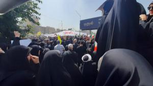 پرچم‌ها بالا، جان‌ها بر کف، فریادها در گلو و پیروز میدان