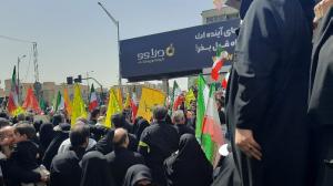 پرچم‌ها بالا، جان‌ها بر کف، فریادها در گلو و پیروز میدان