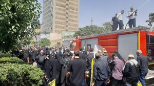 پرچم‌ها بالا، جان‌ها بر کف، فریادها در گلو و پیروز میدان