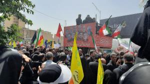پرچم‌ها بالا، جان‌ها بر کف، فریادها در گلو و پیروز میدان