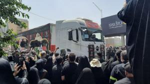 پرچم‌ها بالا، جان‌ها بر کف، فریادها در گلو و پیروز میدان