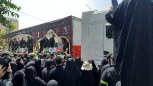 پرچم‌ها بالا، جان‌ها بر کف، فریادها در گلو و پیروز میدان