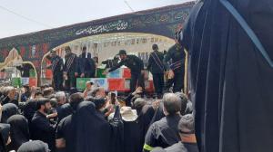 پرچم‌ها بالا، جان‌ها بر کف، فریادها در گلو و پیروز میدان