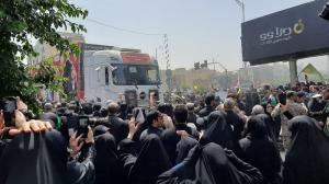 پرچم‌ها بالا، جان‌ها بر کف، فریادها در گلو و پیروز میدان