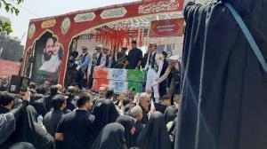 پرچم‌ها بالا، جان‌ها بر کف، فریادها در گلو و پیروز میدان