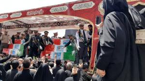 پرچم‌ها بالا، جان‌ها بر کف، فریادها در گلو و پیروز میدان