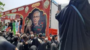 پرچم‌ها بالا، جان‌ها بر کف، فریادها در گلو و پیروز میدان