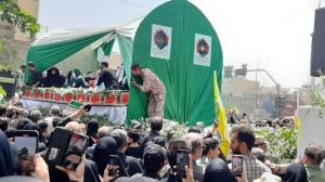 پرچم‌ها بالا، جان‌ها بر کف، فریادها در گلو و پیروز میدان
