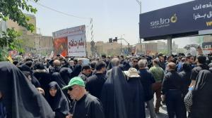 پرچم‌ها بالا، جان‌ها بر کف، فریادها در گلو و پیروز میدان