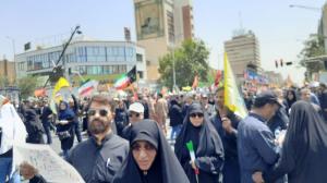 پرچم‌ها بالا، جان‌ها بر کف، فریادها در گلو و پیروز میدان