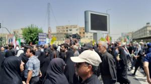 پرچم‌ها بالا، جان‌ها بر کف، فریادها در گلو و پیروز میدان