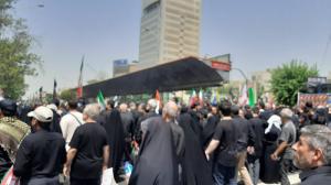 پرچم‌ها بالا، جان‌ها بر کف، فریادها در گلو و پیروز میدان
