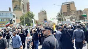 پرچم‌ها بالا، جان‌ها بر کف، فریادها در گلو و پیروز میدان