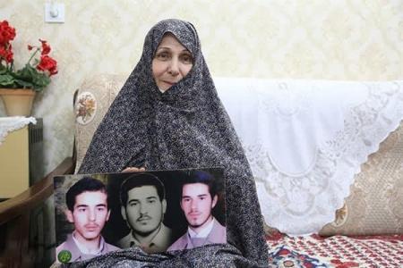 مادر سه شهید: جوانان با بصیرت و آگاهی خود، از کشور دفاع کنند