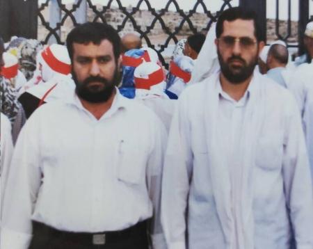 عکس/ شهیدان ایزدی و سید رضی در کنار قبرستان بقیع