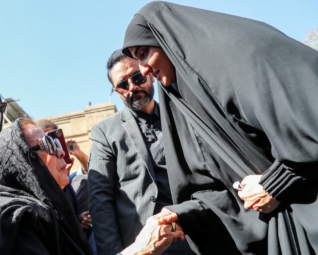 چهره‌ها در مراسم تشییع پیکر محمد کاسبی/از کارگردان مطرح تا دخترحاج قاسم/تصاویر