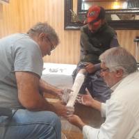 جوان مشتاق تحصیل که کیلومترها بدون پا خودش را به درس می‌رساند/فیلم