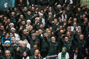 لباس سبز سپاه بر تن نمایندگان ملت