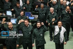لباس سبز سپاه بر تن نمایندگان ملت