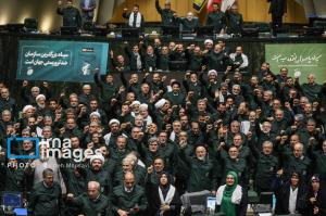 لباس سبز سپاه بر تن نمایندگان ملت