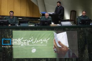 لباس سبز سپاه بر تن نمایندگان ملت