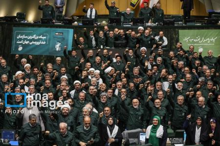 لباس سبز سپاه بر تن نمایندگان ملت