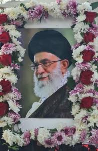 محفل قرآنی دانشجویان روزه‌دار در مقابل دانشگاه تهران