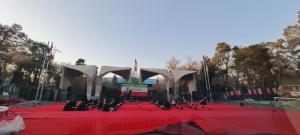 محفل قرآنی دانشجویان روزه‌دار در مقابل دانشگاه تهران
