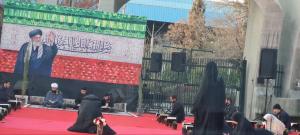 محفل قرآنی دانشجویان روزه‌دار در مقابل دانشگاه تهران