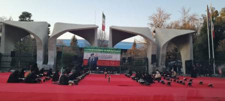 محفل قرآنی دانشجویان روزه‌دار در مقابل دانشگاه تهران