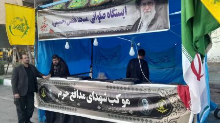 ایستگاه صلواتی رزمندگان و ایثارگران فاطمیون برای پذیرایی از تجمع‌کنندگان شبانه