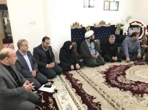 دیدار نماینده و مسئولان ایلام با خانواده‌ شهدا