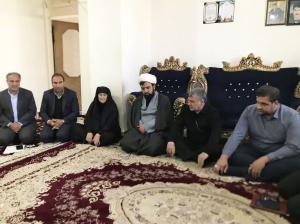 دیدار نماینده و مسئولان ایلام با خانواده‌ شهدا