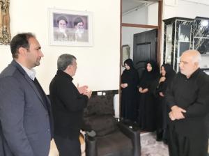 دیدار نماینده و مسئولان ایلام با خانواده‌ شهدا