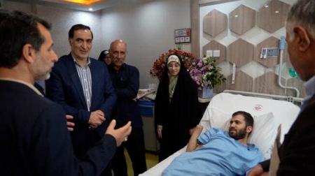 رئیس بنیاد شهید  به عیادت جانباز لانچری جنگ رمضان  رفت 