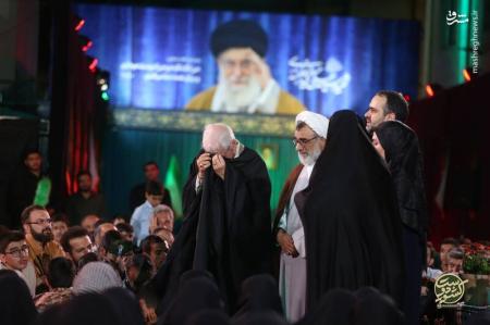 عبای شخصی  امام شهید به حاج صادق آهنگران اهدا شد