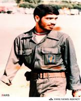 جوانی که دستش در آستینش پنهان شد