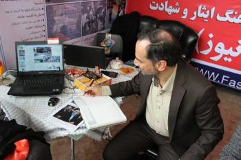 بازدید معاون فرهنگی آستان قدس از غرفه فاش نیوز