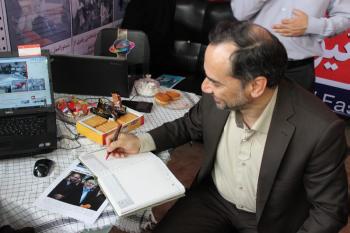 بازدید معاون فرهنگی آستان قدس از غرفه فاش نیوز
