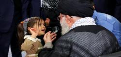دختری‌ که‌ از رهبر کلاه‌ صورتی‌ خواست!