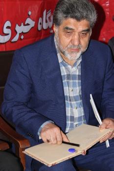 یادگاری مهمانان در دفتر یادبود غرفه فاش نیوز/عکس